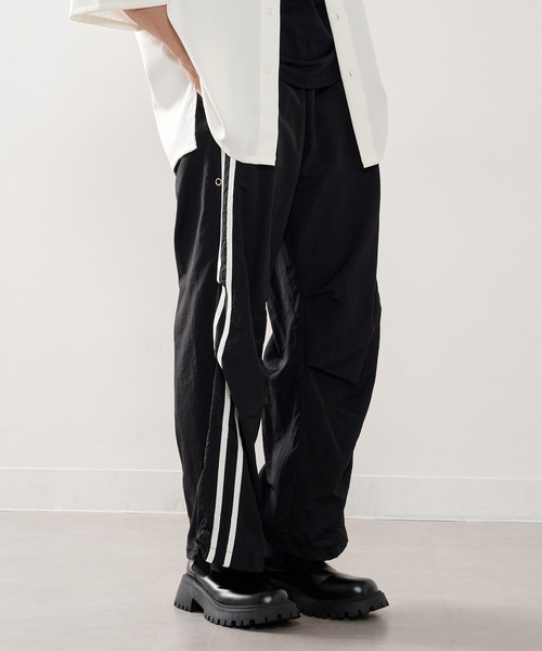 HAUS(ハウス)の「【HAUS】バレルレッグナイロントラック ABS22172(その他パンツ・メンズ・グレー/ブラック・L/M)」の1枚目の写真