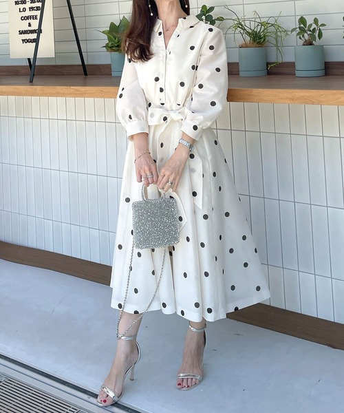 Audie a Muses(オーディアミューズ)の「シャツ風ドットワンピース(ワンピース・レディース・ブラック/オフホワイト・38/42)」の2枚目の写真