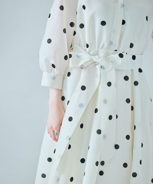 Audie a Muses(オーディアミューズ)の「シャツ風ドットワンピース(ワンピース・レディース・ブラック/オフホワイト・38/42)」の3枚目の写真
