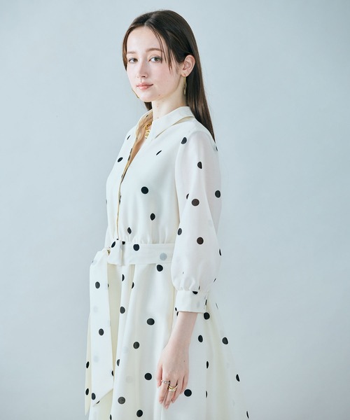 Audie a Muses(オーディアミューズ)の「シャツ風ドットワンピース(ワンピース・レディース・ブラック/オフホワイト・38/42)」の4枚目の写真