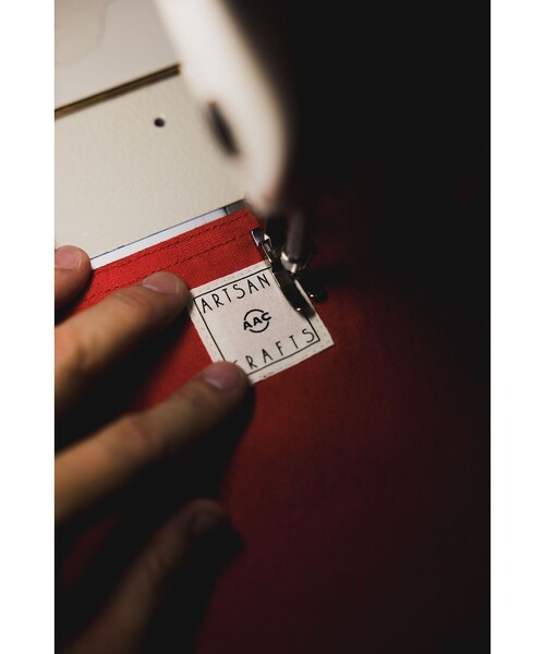 ARTS & CRAFTS（アーツアンドクラフト）の「【別注】ARTS ＆ CRAFTS / FIRST AID POUCH MOD（ショルダーバッグ・メンズ・オリーブ/レッド・ONE SIZE）」の4枚目の写真