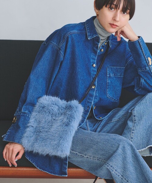 UNITED ARROWS（ユナイテッドアローズ）の「フェイクファー ドロストバッグ（ショルダーバッグ・レディース・ダークグレー/ライトブルー・FREE）」の4枚目の写真