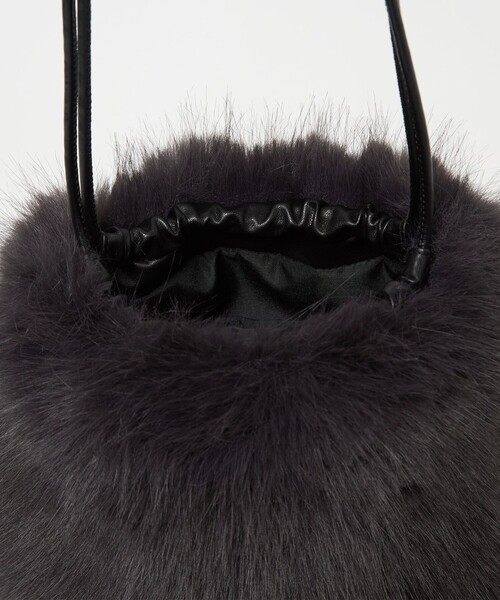 UNITED ARROWS（ユナイテッドアローズ）の「フェイクファー ドロストバッグ（ショルダーバッグ・レディース・ダークグレー/ライトブルー・FREE）」の16枚目の写真