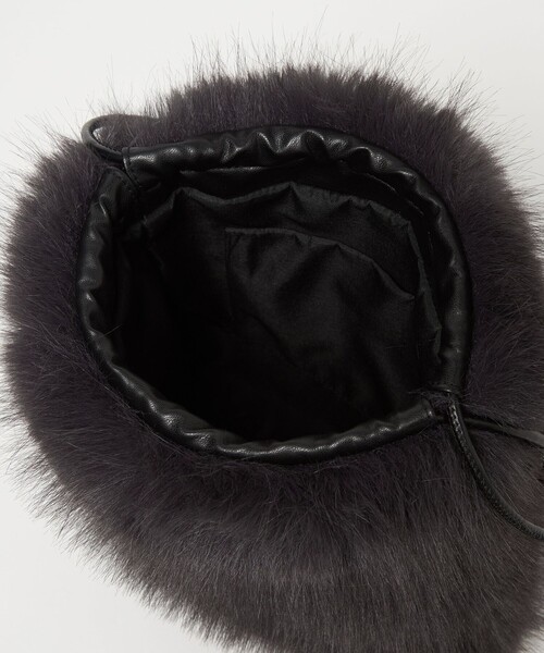 UNITED ARROWS（ユナイテッドアローズ）の「フェイクファー ドロストバッグ（ショルダーバッグ・レディース・ダークグレー/ライトブルー・FREE）」の17枚目の写真