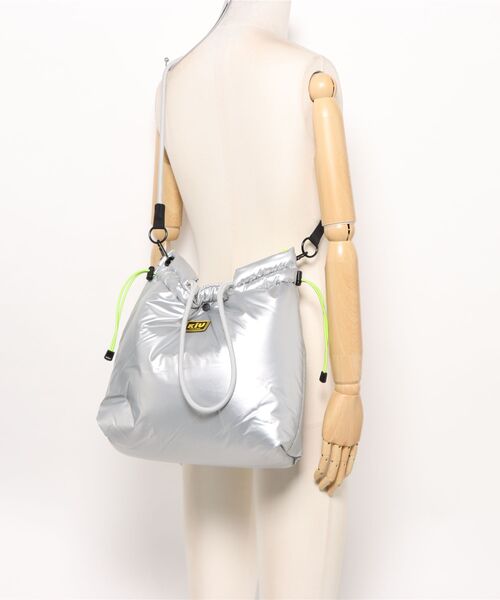 KiU(キウ)の「KiU/キウ トートバッグ パフィーパラコードトートバッグ K487(トートバッグ・メンズ・シルバー/ブラック/サックスブルー・FREE)」の8枚目の写真