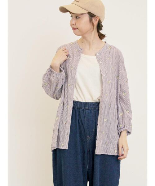 Samansa Mos2（サマンサ モスモス）の「ストライプ総花柄刺繍バンドカラーシャツ（シャツ/ブラウス・レディース・ブルー/グリーン/パープル/レッド・F）」の3枚目の写真