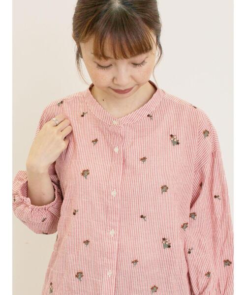 Samansa Mos2（サマンサ モスモス）の「ストライプ総花柄刺繍バンドカラーシャツ（シャツ/ブラウス・レディース・ブルー/グリーン/パープル/レッド・F）」の4枚目の写真