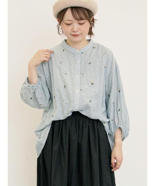 Samansa Mos2（サマンサ モスモス）の「ストライプ総花柄刺繍バンドカラーシャツ（シャツ/ブラウス・レディース・ブルー/グリーン/パープル/レッド・F）」の2枚目の写真