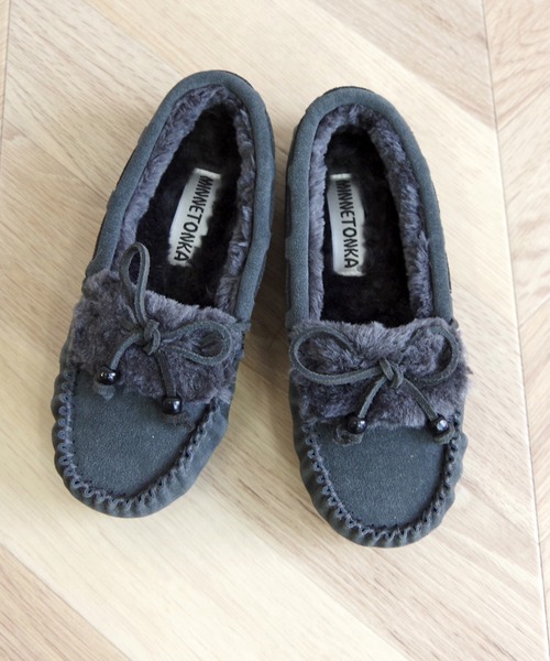 Minnetonka（ミネトンカ）の「MINNETONKA（ミネトンカ） / ウッドビーズ ボアモカシンシューズ KYRA SLIPPER（モカシン/デッキシューズ・レディース・ブラック/チャコールグレー/ベージュ・5/6/7/8/9）」の3枚目の写真