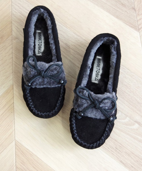 Minnetonka（ミネトンカ）の「MINNETONKA（ミネトンカ） / ウッドビーズ ボアモカシンシューズ KYRA SLIPPER（モカシン/デッキシューズ・レディース・ブラック/チャコールグレー/ベージュ・5/6/7/8/9）」の2枚目の写真
