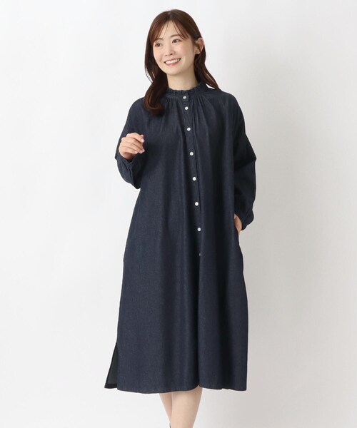 one'sterrace(ワンズテラス)の「インディゴデニム ネックフリル前開きワンピース(ワンピース・レディース・ブラック系8/ネイビー系5・02)」の1枚目の写真