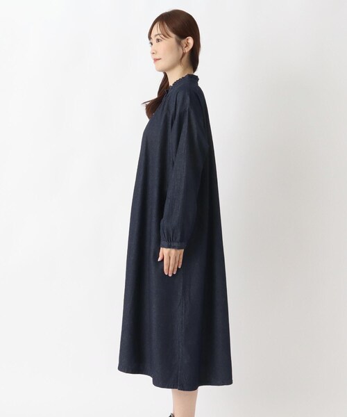 one'sterrace(ワンズテラス)の「インディゴデニム ネックフリル前開きワンピース(ワンピース・レディース・ブラック系8/ネイビー系5・02)」の4枚目の写真