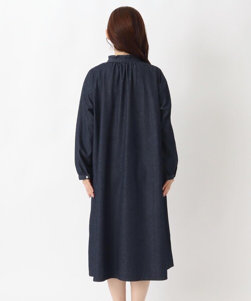 one'sterrace(ワンズテラス)の「インディゴデニム ネックフリル前開きワンピース(ワンピース・レディース・ブラック系8/ネイビー系5・02)」の5枚目の写真