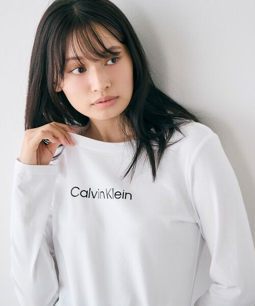 Calvin Klein（カルバン・クライン）の「ロングスリーブ スタンダード ロゴスリムTシャツ（Tシャツ/カットソー・レディース・ブラック/ホワイト/ホワイト系その他・S/XS/M）」の17枚目の写真