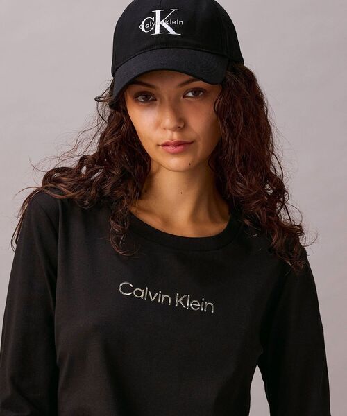 Calvin Klein（カルバン・クライン）の「ロングスリーブ スタンダード ロゴスリムTシャツ（Tシャツ/カットソー・レディース・ブラック/ホワイト/ホワイト系その他・S/XS/M）」の11枚目の写真