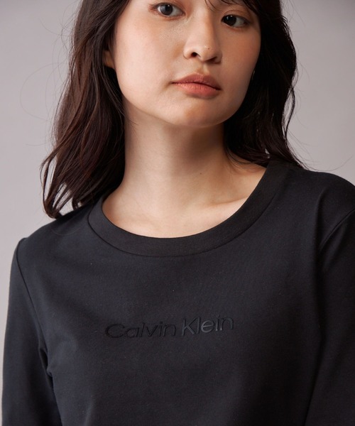 Calvin Klein（カルバン・クライン）の「ロングスリーブ スタンダード ロゴスリムTシャツ（Tシャツ/カットソー・レディース・ブラック/ホワイト/ホワイト系その他・S/XS/M）」の3枚目の写真