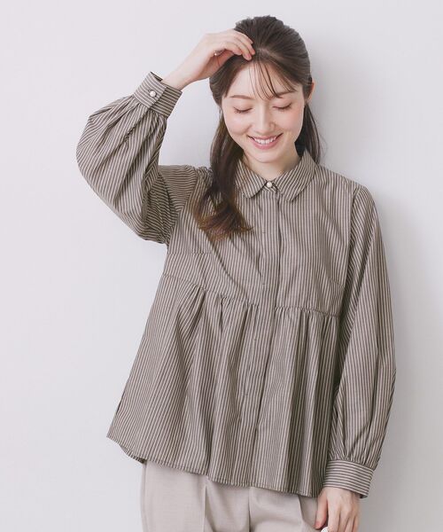 index（インデックス）の「ラメストライプ衿付きペプラムブラウス【洗濯機OK/イージーアイロン/防シワ】《6col》（シャツ/ブラウス・レディース・オフホワイト/ネイビー系5/ブラウン系その他3/サックスブルー系2/ホワイト系9/グリーン系3・40/42/38/36）」の3枚目の写真