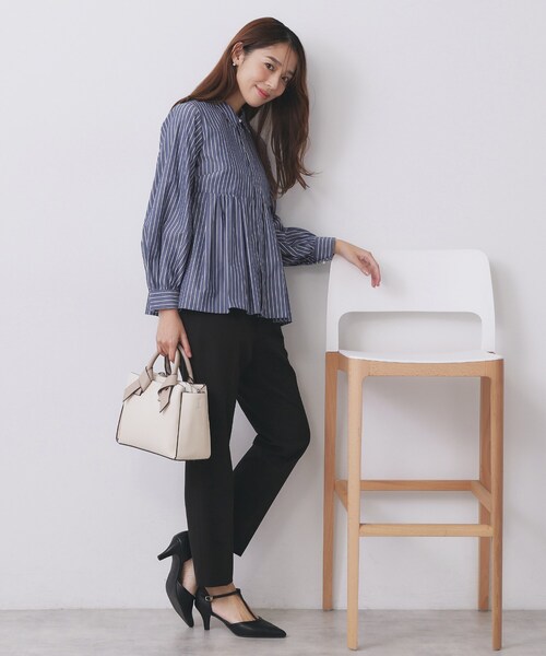 index（インデックス）の「ラメストライプ衿付きペプラムブラウス【洗濯機OK/イージーアイロン/防シワ】《6col》（シャツ/ブラウス・レディース・オフホワイト/ネイビー系5/ブラウン系その他3/サックスブルー系2/ホワイト系9/グリーン系3・40/42/38/36）」の16枚目の写真