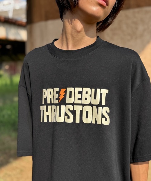CELENA BEATS(セレナビーツ)の「「デビューまでスラストンズ」 ロゴデザイン オリジナルTシャツ(Tシャツ/カットソー・メンズ・ブラック系その他/ホワイト系その他/ホワイト/ブラック・L/M/S)」の2枚目の写真