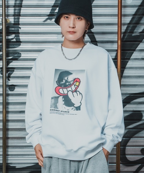 SIDEWAY STANCE（サイドウェイスタンス）の「【SIDEWAY STANCE】バリエーション プリント スウェット トレーナー（スウェット・メンズ・ブラック系/ブラック/ホワイト系1/ライトグレー系1/ホワイト系/グレー系2/ライトグレー系2/ブラック系3/ブラック系1/ライトグレー/グレー/ブラック系2/ホワイト系3/グレー系・LARGE/MEDIUM/SMALL/X-LARGE）」の2枚目の写真