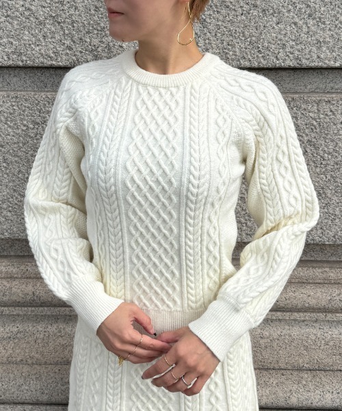 JENNE(ジェンヌ)の「着痩せケーブルトップス(カーディガン/ボレロ・レディース・レッド/ブラック/アイボリー・SMALL/MEDIUM/LARGE)」の2枚目の写真