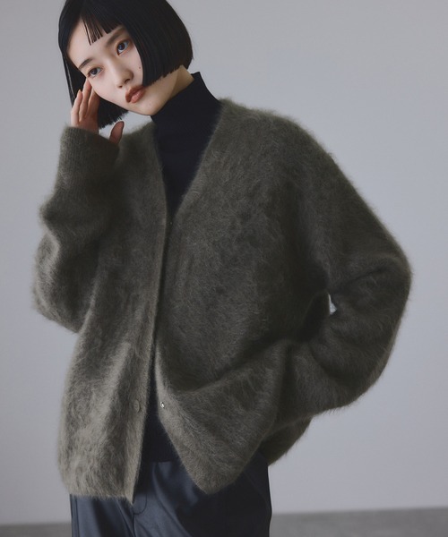 ADAM ET ROPE'(アダムエロペ)の「ブラッシュカシミヤVネックカーディガン(カーディガン/ボレロ・レディース・グリーン系その他3/ダークブラウン・FREE)」の2枚目の写真