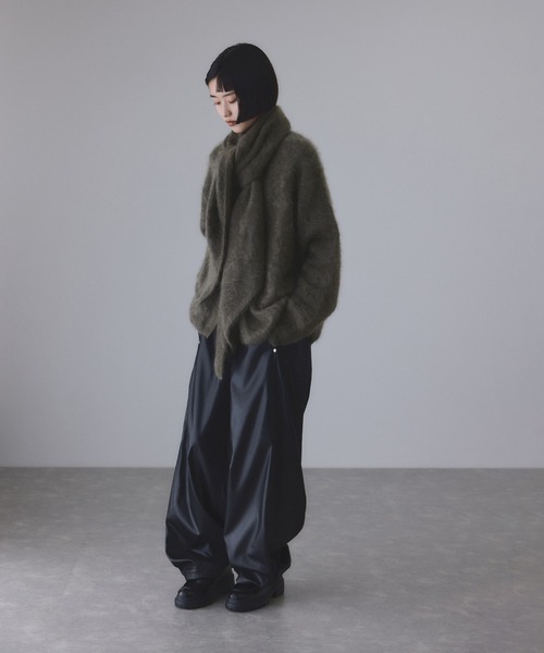 ADAM ET ROPE'(アダムエロペ)の「ブラッシュカシミヤVネックカーディガン(カーディガン/ボレロ・レディース・グリーン系その他3/ダークブラウン・FREE)」の4枚目の写真