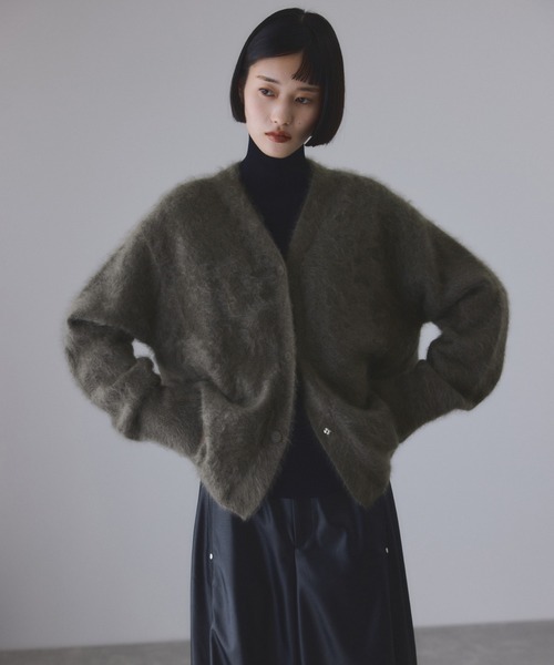 ADAM ET ROPE'(アダムエロペ)の「ブラッシュカシミヤVネックカーディガン(カーディガン/ボレロ・レディース・グリーン系その他3/ダークブラウン・FREE)」の7枚目の写真