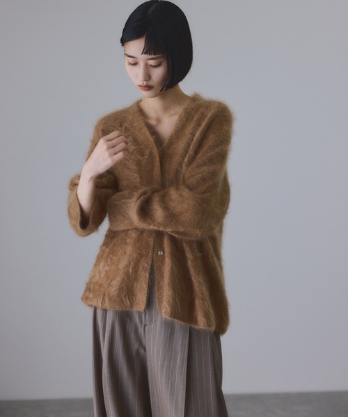 ADAM ET ROPE'(アダムエロペ)の「ブラッシュカシミヤVネックカーディガン(カーディガン/ボレロ・レディース・グリーン系その他3/ダークブラウン・FREE)」の9枚目の写真
