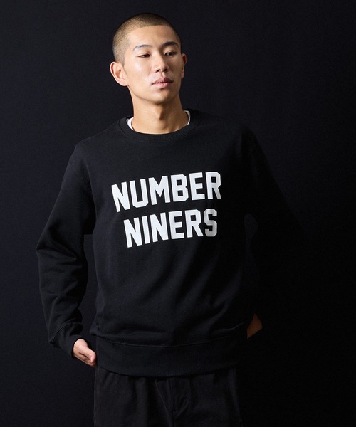 NUMBER (N)INE（ナンバーナイン）の「NUMBER NINERS PRINTED CLASSIC CREWNECK SWEATSHIRT / ナンバー ナイナーズ ロゴプリント クラシック クルーネック スウェットシャツ（スウェット・メンズ・ブラック/トップグレー・M/L/XL）」の3枚目の写真