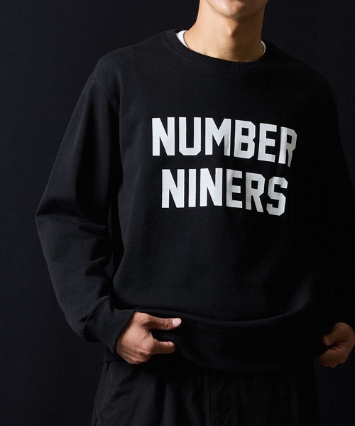 NUMBER (N)INE（ナンバーナイン）の「NUMBER NINERS PRINTED CLASSIC CREWNECK SWEATSHIRT / ナンバー ナイナーズ ロゴプリント クラシック クルーネック スウェットシャツ（スウェット・メンズ・ブラック/トップグレー・M/L/XL）」の4枚目の写真