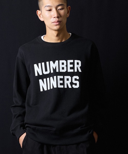 NUMBER (N)INE（ナンバーナイン）の「NUMBER NINERS PRINTED CLASSIC CREWNECK SWEATSHIRT / ナンバー ナイナーズ ロゴプリント クラシック クルーネック スウェットシャツ（スウェット・メンズ・ブラック/トップグレー・M/L/XL）」の5枚目の写真
