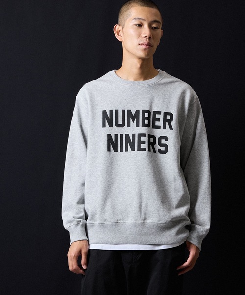 NUMBER (N)INE（ナンバーナイン）の「NUMBER NINERS PRINTED CLASSIC CREWNECK SWEATSHIRT / ナンバー ナイナーズ ロゴプリント クラシック クルーネック スウェットシャツ（スウェット・メンズ・ブラック/トップグレー・M/L/XL）」の9枚目の写真