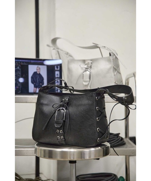 Heart Tattoo(ハートタトゥー)の「lace up shoulder bag / レースアップショルダーバッグ(ハンドバッグ・レディース・シルバー/ブラック・FREE)」の3枚目の写真