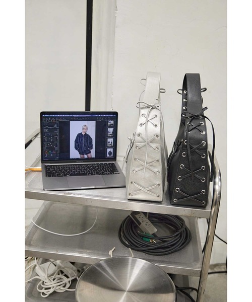Heart Tattoo(ハートタトゥー)の「lace up shoulder bag / レースアップショルダーバッグ(ハンドバッグ・レディース・シルバー/ブラック・FREE)」の4枚目の写真