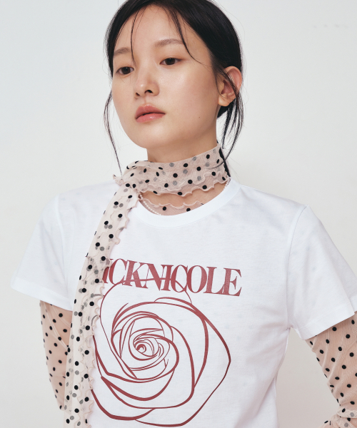 NICK&NICOLE(ニックアンドニコール)の「ROSE SIGNATURE CROP TOP_WHITE BURGUNDY(Tシャツ/カットソー・レディース・その他・FREE)」の2枚目の写真