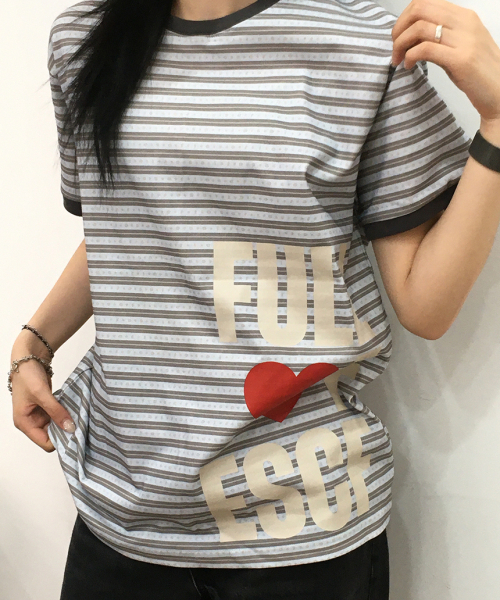 ESCAPEFROM（エスケープフロム）の「フルラブ ESCF アンド ソラ スター ロゴ ストライプ フルプリント リンガー 半袖Tシャツ（Tシャツ/カットソー・レディース・その他・MEDIUM）」の2枚目の写真