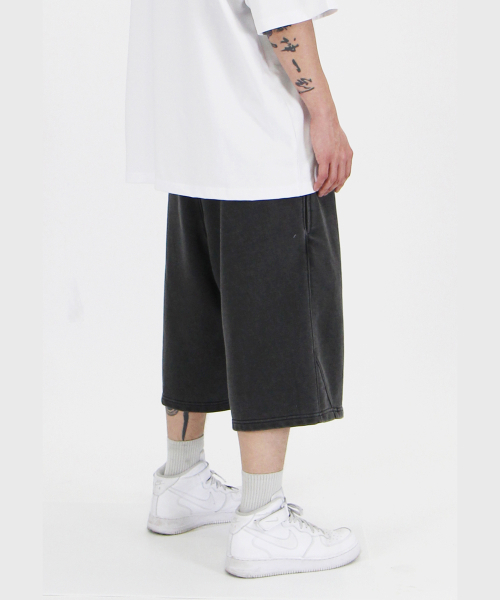 CRIGUN(クリガン)の「アートワークバミューダパンツピグメントBLACK(その他パンツ・レディース・ブラック・LARGE/X-LARGE/MEDIUM)」の3枚目の写真