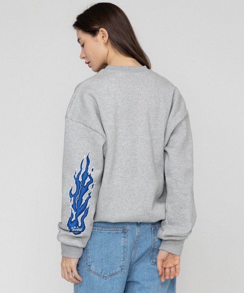 GRAVER（グレーバー）の「[ユニセックス]エルボーフレイムスマイルマンツーマン_グレー（スウェット・レディース・グレー・X-LARGE/MEDIUM/LARGE）」の2枚目の写真