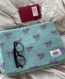 VIBGYOR（ヴィブジョー）の「Liaa/リボン もこもこ ボア_ PCケース 11インチ/13インチ A18726（PC・タブレットケース）」