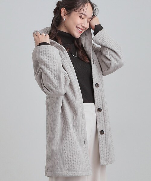 SHOO・LA・RUE（シューラルー）の「【裏面ベロアであったか】体型をカバーしながらスマートに魅せる ケーブルジャガードコーディガン（カーディガン/ボレロ・レディース・ブラック/ライトベージュ/チャコールグレー・02/04/01/03）」の3枚目の写真