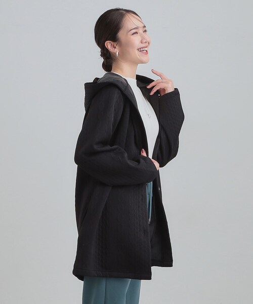 SHOO・LA・RUE（シューラルー）の「【裏面ベロアであったか】体型をカバーしながらスマートに魅せる ケーブルジャガードコーディガン（カーディガン/ボレロ・レディース・ブラック/ライトベージュ/チャコールグレー・02/04/01/03）」の15枚目の写真