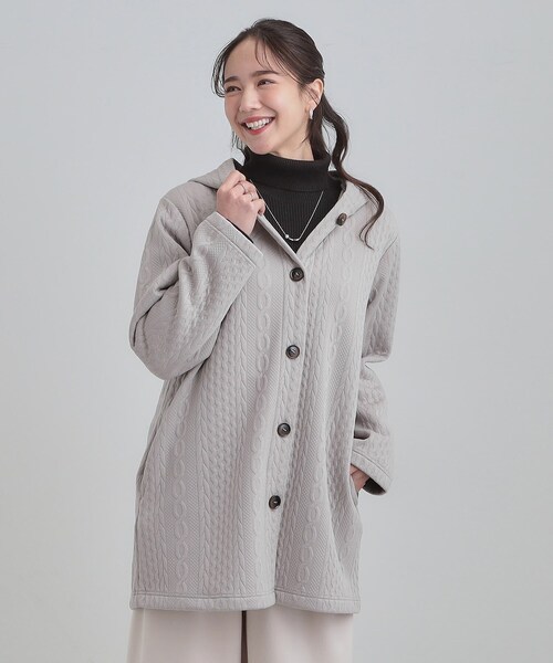 SHOO・LA・RUE（シューラルー）の「【裏面ベロアであったか】体型をカバーしながらスマートに魅せる ケーブルジャガードコーディガン（カーディガン/ボレロ・レディース・ブラック/ライトベージュ/チャコールグレー・02/04/01/03）」の19枚目の写真