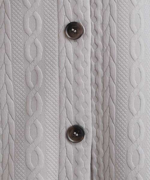 SHOO・LA・RUE（シューラルー）の「【裏面ベロアであったか】体型をカバーしながらスマートに魅せる ケーブルジャガードコーディガン（カーディガン/ボレロ・レディース・ブラック/ライトベージュ/チャコールグレー・02/04/01/03）」の10枚目の写真