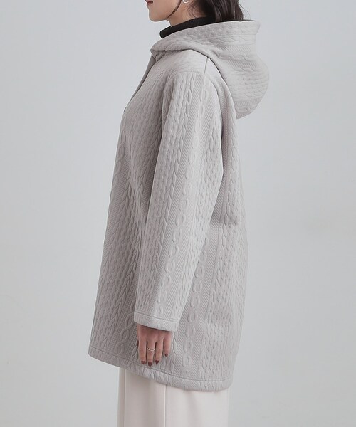 SHOO・LA・RUE（シューラルー）の「【裏面ベロアであったか】体型をカバーしながらスマートに魅せる ケーブルジャガードコーディガン（カーディガン/ボレロ・レディース・ブラック/ライトベージュ/チャコールグレー・02/04/01/03）」の12枚目の写真