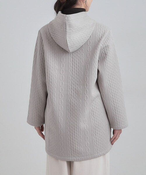 SHOO・LA・RUE（シューラルー）の「【裏面ベロアであったか】体型をカバーしながらスマートに魅せる ケーブルジャガードコーディガン（カーディガン/ボレロ・レディース・ブラック/ライトベージュ/チャコールグレー・02/04/01/03）」の13枚目の写真