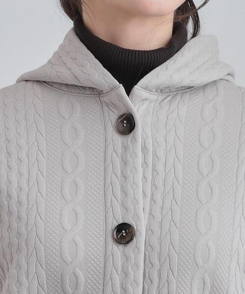 SHOO・LA・RUE（シューラルー）の「【裏面ベロアであったか】体型をカバーしながらスマートに魅せる ケーブルジャガードコーディガン（カーディガン/ボレロ・レディース・ブラック/ライトベージュ/チャコールグレー・02/04/01/03）」の14枚目の写真