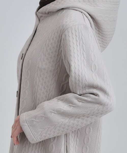 SHOO・LA・RUE（シューラルー）の「【裏面ベロアであったか】体型をカバーしながらスマートに魅せる ケーブルジャガードコーディガン（カーディガン/ボレロ・レディース・ブラック/ライトベージュ/チャコールグレー・02/04/01/03）」の5枚目の写真