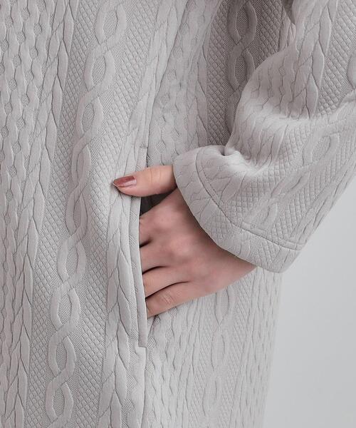 SHOO・LA・RUE（シューラルー）の「【裏面ベロアであったか】体型をカバーしながらスマートに魅せる ケーブルジャガードコーディガン（カーディガン/ボレロ・レディース・ブラック/ライトベージュ/チャコールグレー・02/04/01/03）」の6枚目の写真