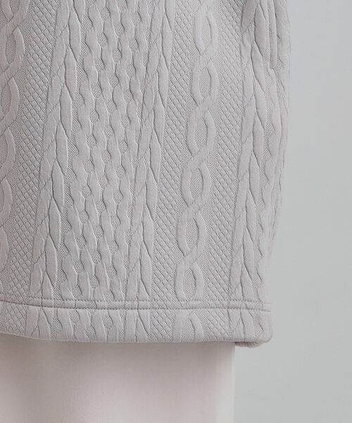 SHOO・LA・RUE（シューラルー）の「【裏面ベロアであったか】体型をカバーしながらスマートに魅せる ケーブルジャガードコーディガン（カーディガン/ボレロ・レディース・ブラック/ライトベージュ/チャコールグレー・02/04/01/03）」の7枚目の写真